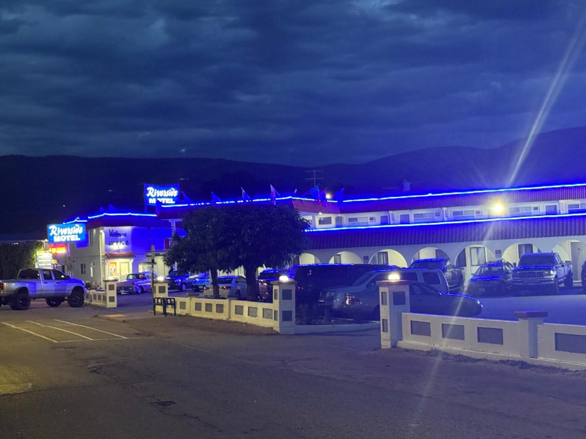 Riverside Motel Пентиктон Экстерьер фото
