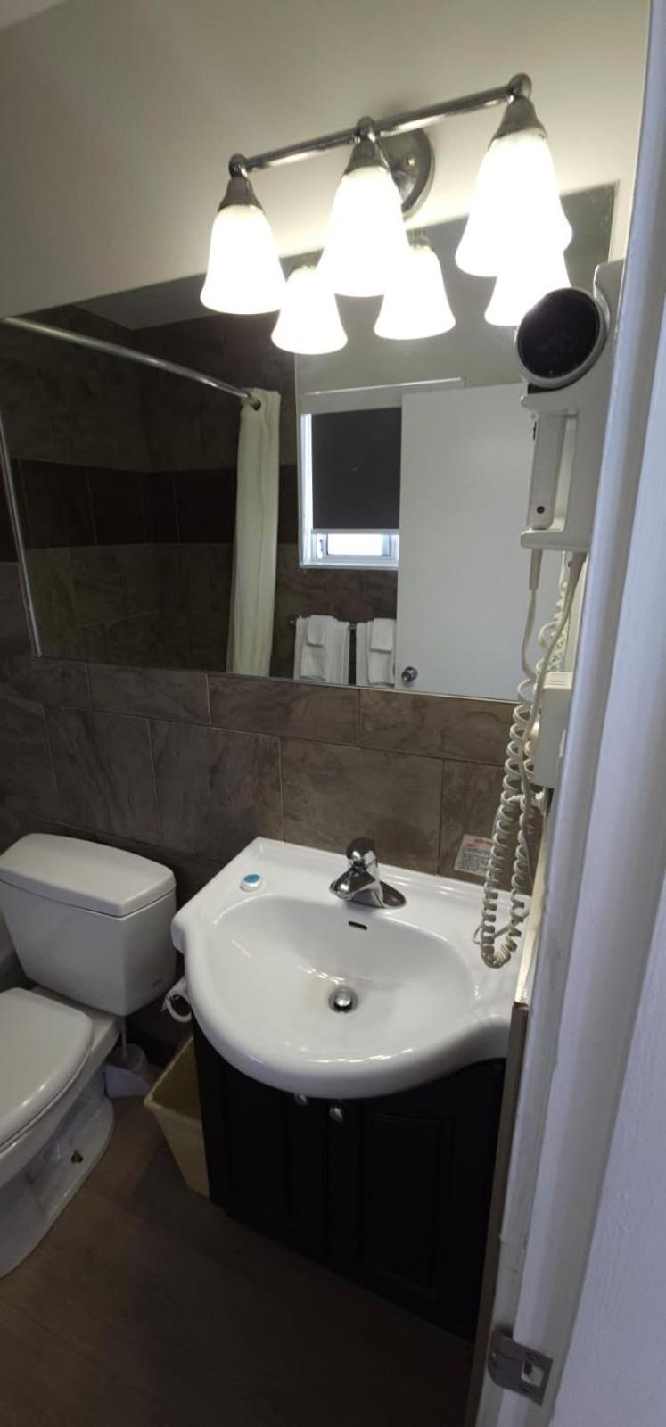 Riverside Motel Пентиктон Экстерьер фото