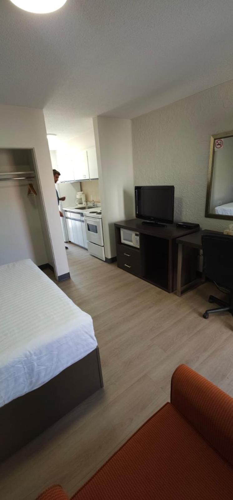 Riverside Motel Пентиктон Экстерьер фото