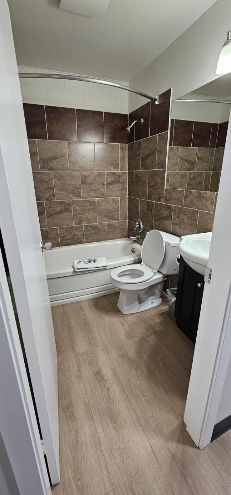Riverside Motel Пентиктон Экстерьер фото