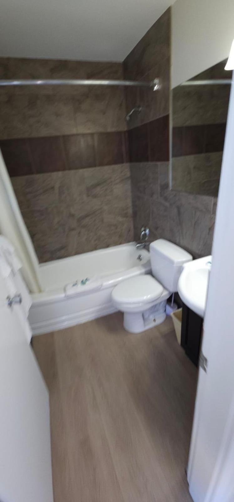 Riverside Motel Пентиктон Экстерьер фото