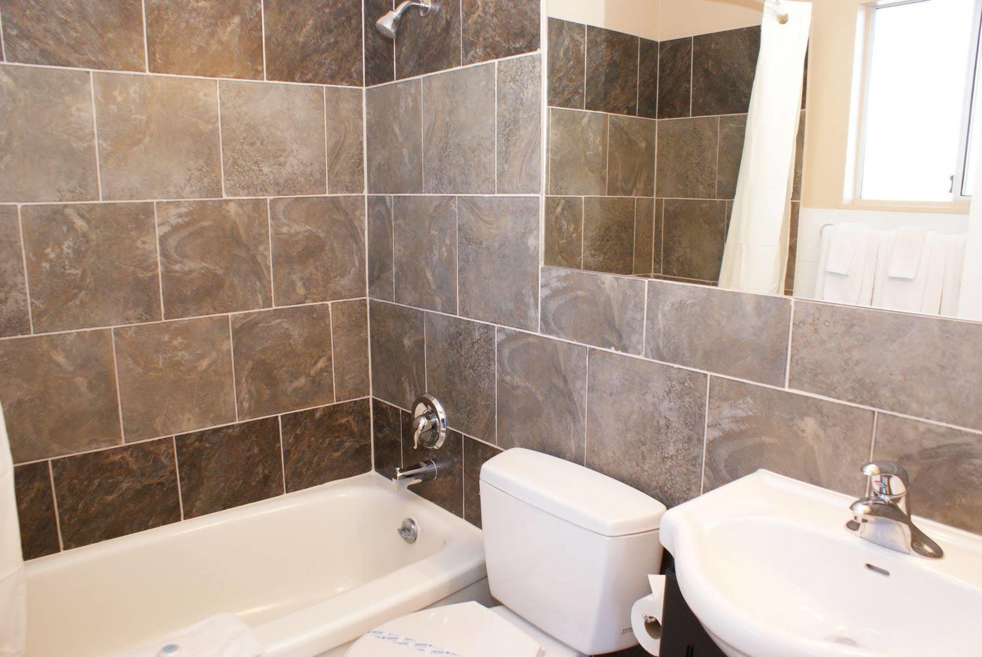 Riverside Motel Пентиктон Экстерьер фото