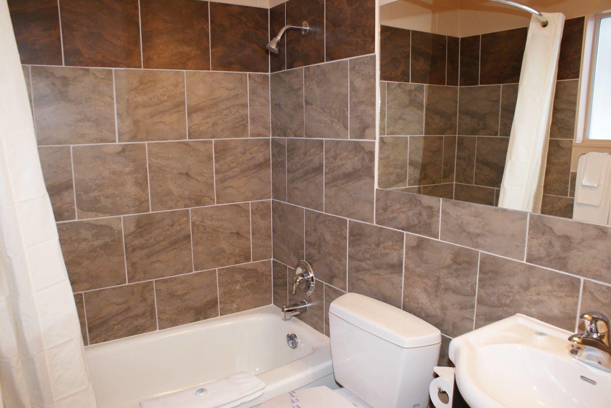 Riverside Motel Пентиктон Экстерьер фото